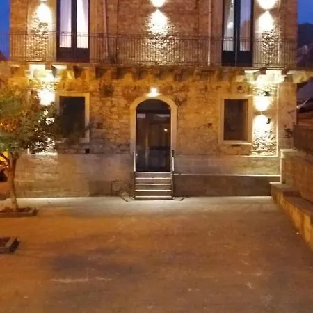 לינה וארוחת בוקר Palazzo Restifa מונטאלבאנו אליקונה