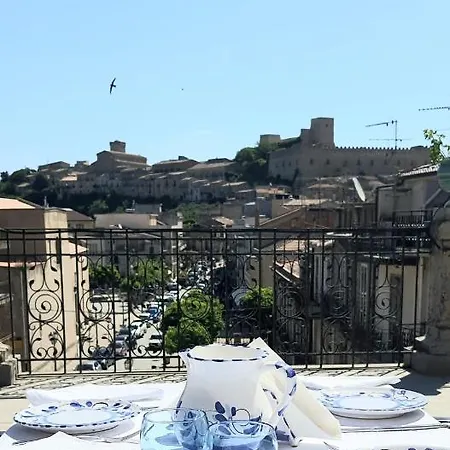 Palazzo Restifa מונטאלבאנו אליקונה