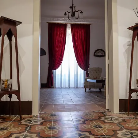 לינה וארוחת בוקר Palazzo Restifa מונטאלבאנו אליקונה