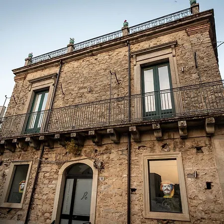 לינה וארוחת בוקר Palazzo Restifa מונטאלבאנו אליקונה