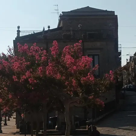 Palazzo Restifa מונטאלבאנו אליקונה