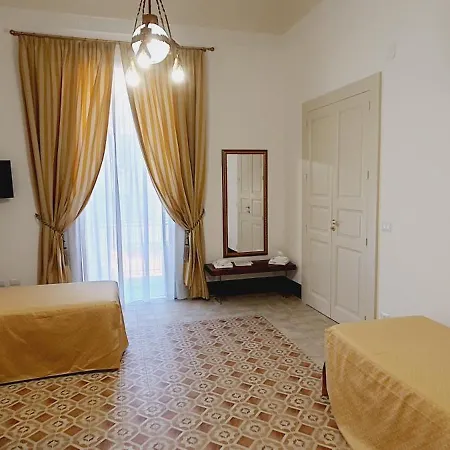 Palazzo Restifa לינה וארוחת בוקר מונטאלבאנו אליקונה