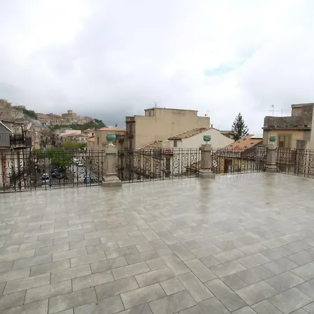 Palazzo Restifa 4* מונטאלבאנו אליקונה