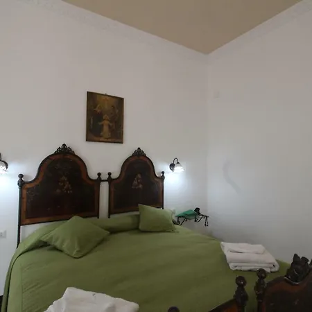Palazzo Restifa מונטאלבאנו אליקונה